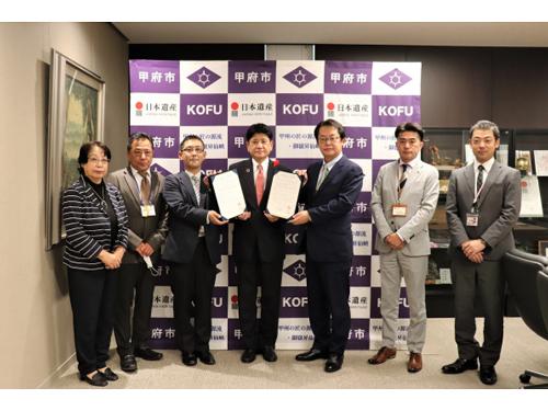 「甲府市高齢者見守りネットワーク事業に関する協定」調印式の模様